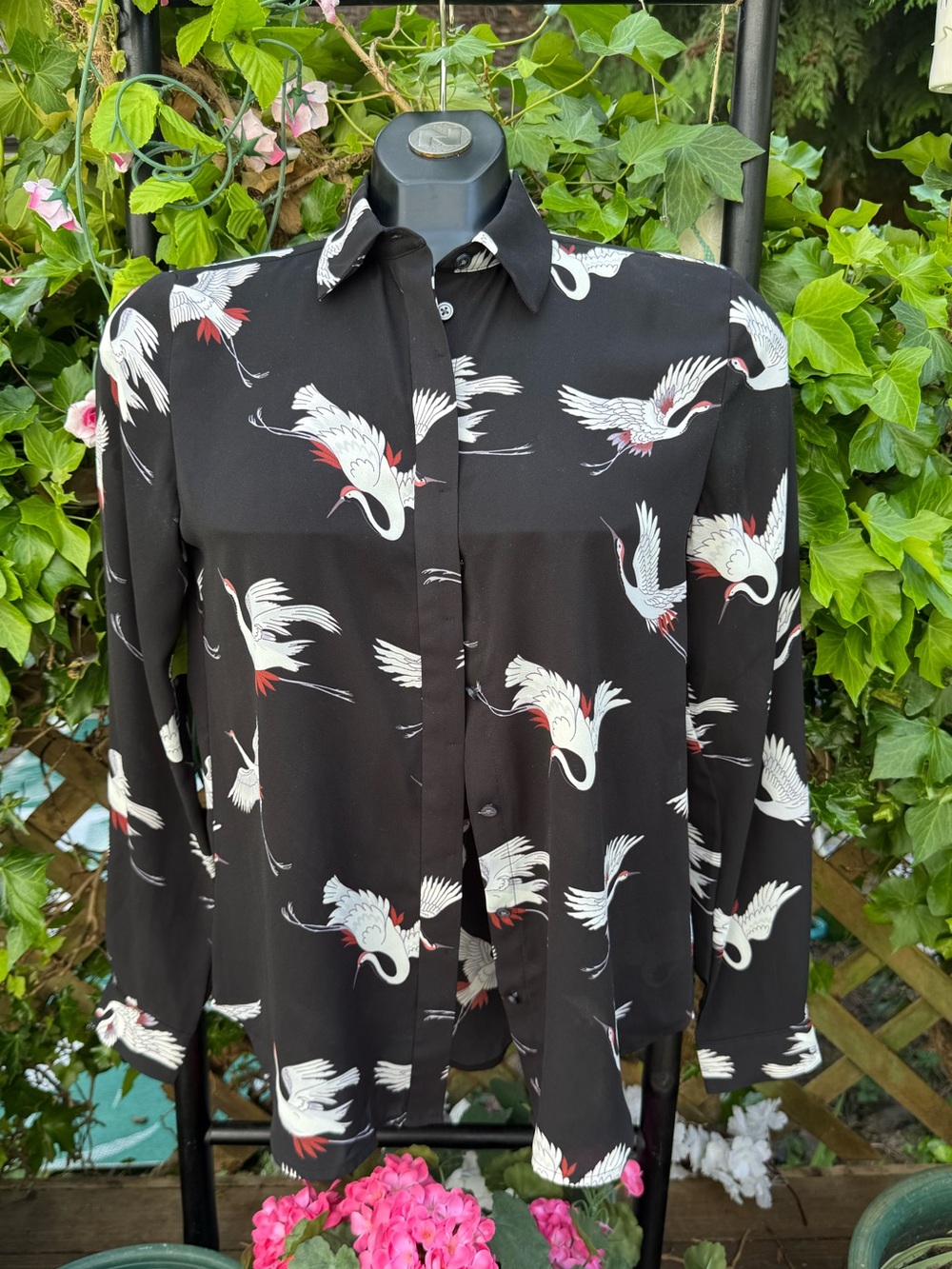 ANN LOFT / TAYLOR  Crane Print Button-Up curved hem blouse 👚 EUC